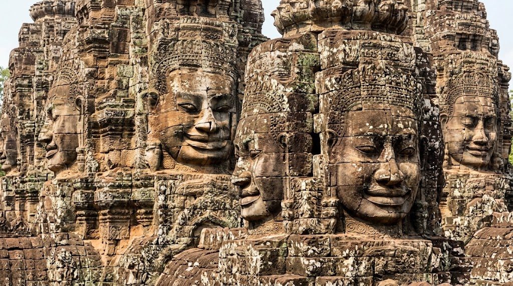 De mysterieuze, gigantische stenen gezichten van de Bayon tempel staren je vanuit elke hoek aan